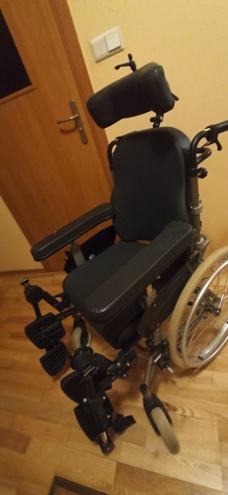 Wózek inwalidzki dla osoby leżącej składany