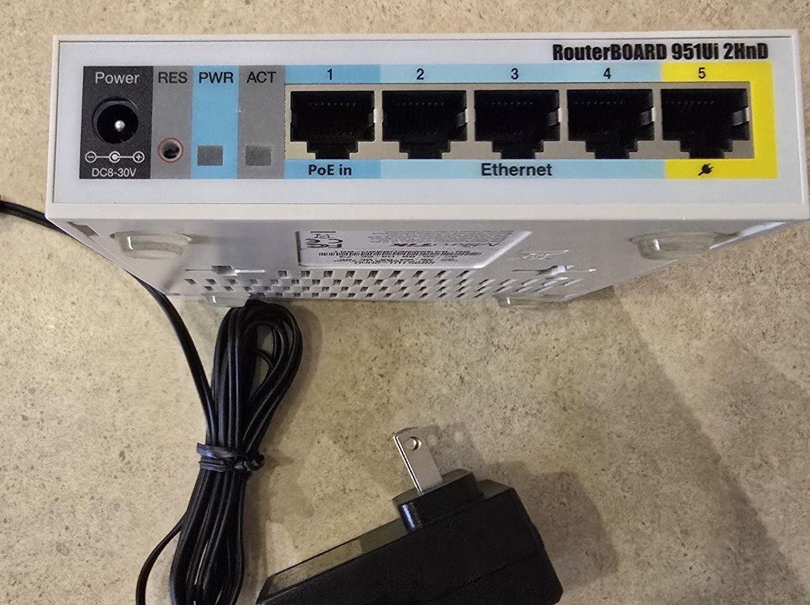 Роутер Mikrotik RB951Ui- 2HnD wi-fi 2.4