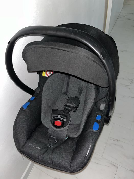 Dwa foteliki samochodowe