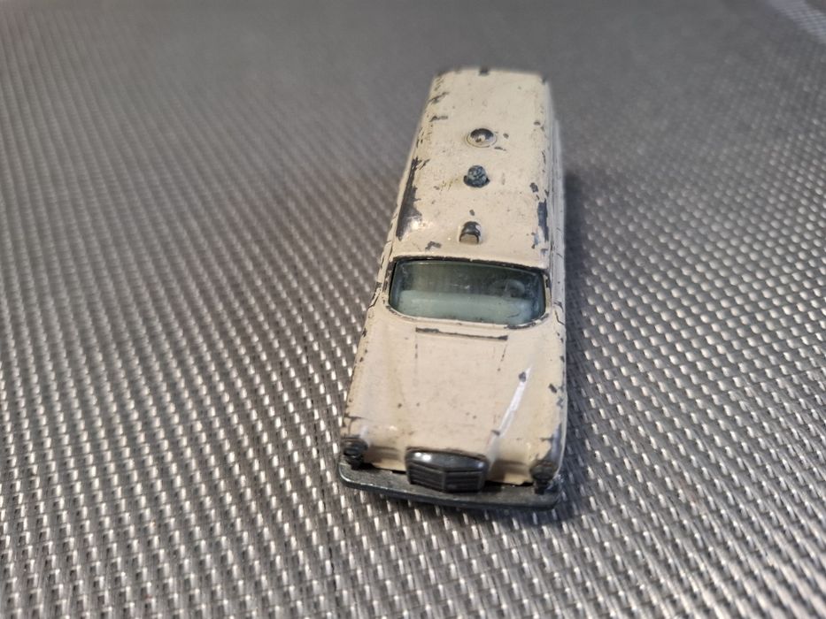 Matchbox Mercedes Benz Binza ambulance