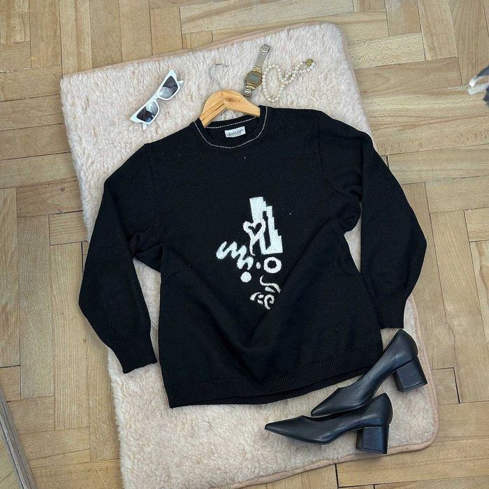 Idealny na teraz czarny sweterek vintage z haftem oversize Basic must