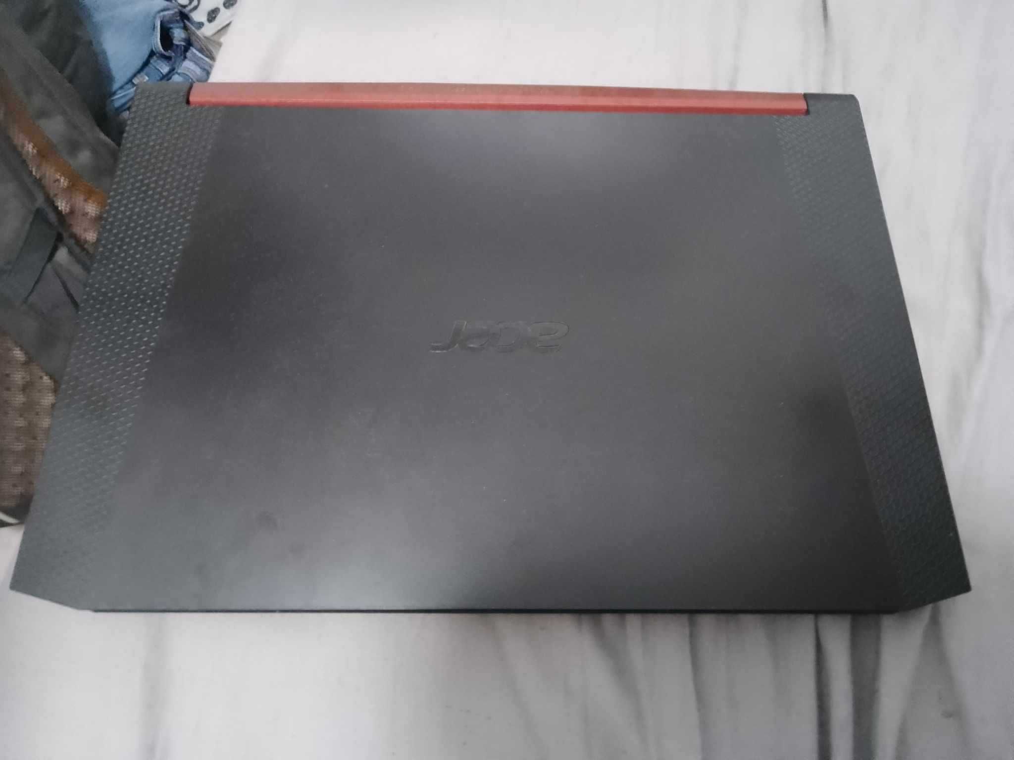 Laptop Acer Nitro 5 z pokrowcem