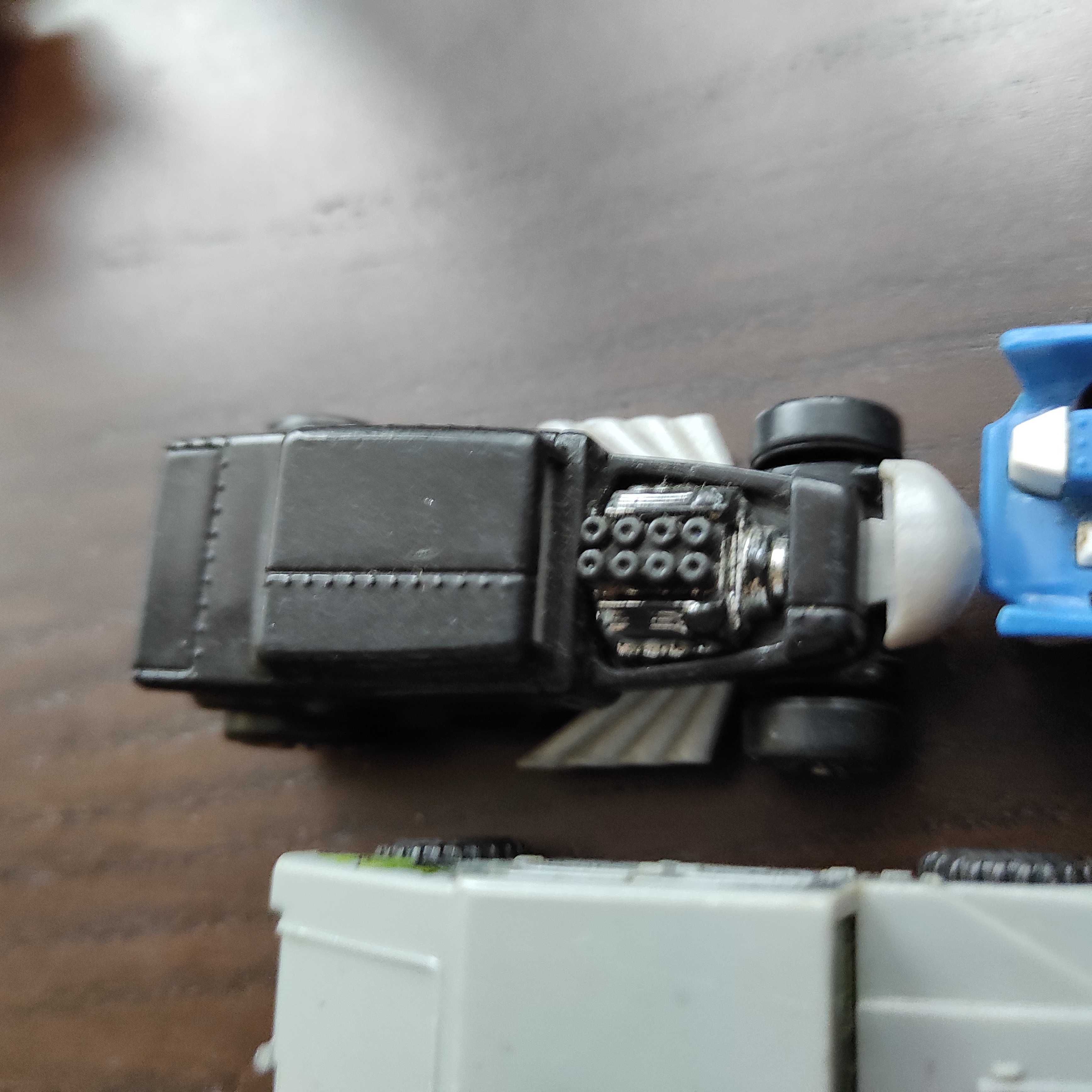 Zestaw samochodów 6 szt hot wheels i inne, stan bardzo dobry , IX