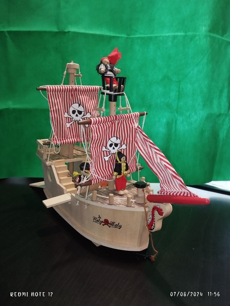Barco de madeira para criança