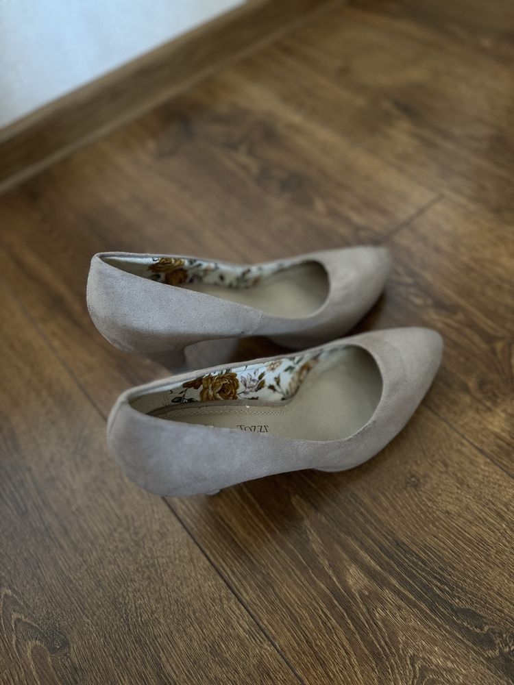 Женские стильные бежевые замшевые туфли лодочки размер 39 германия