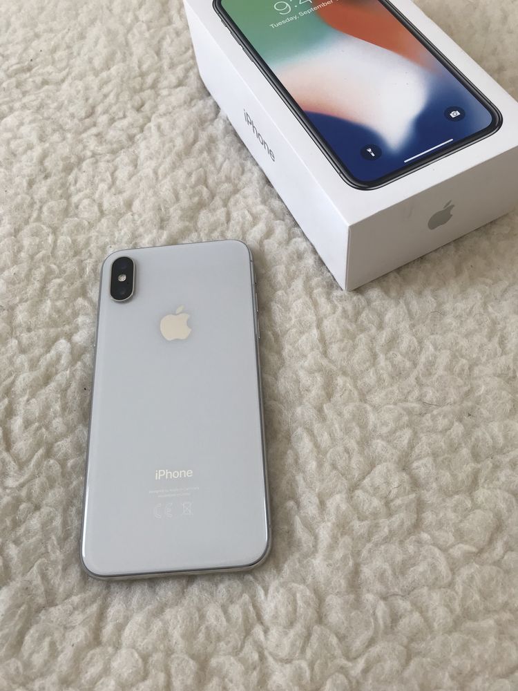 Telefon iPhone X 256GB srebrny, biały tył