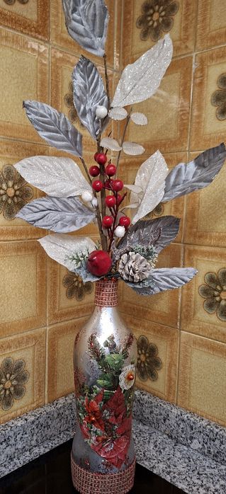 Linda garrafa decorativa com pintura e flores Natalícia