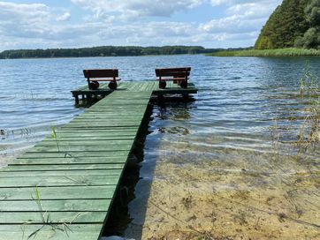 Domek nad jeziorem Kuc linia brzegowa pomost łódka