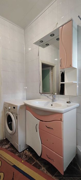 Здається будинок.4 роздільні кімнати.2 санвузли.Меблі.Побутова техніка