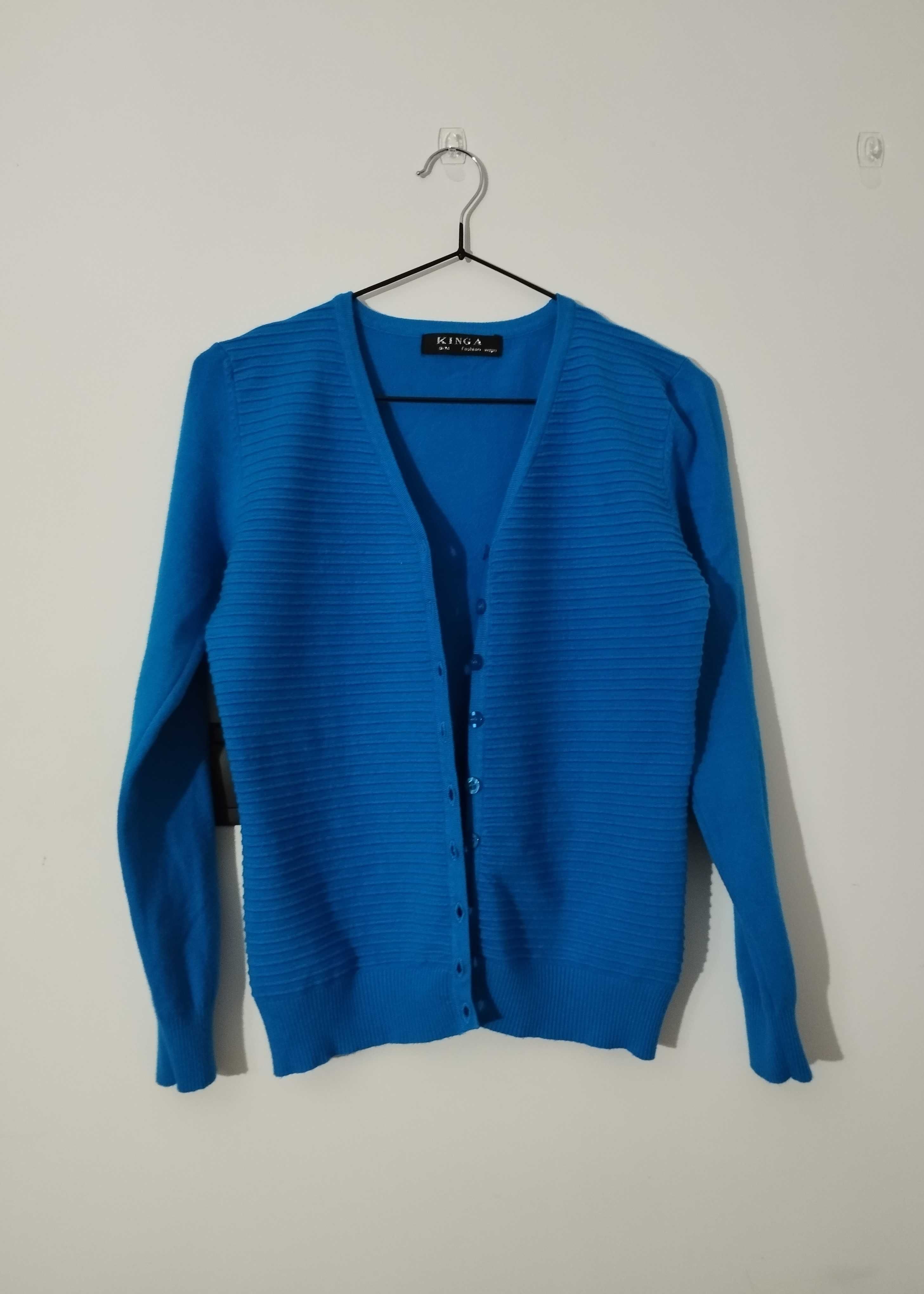 niebieski sweter