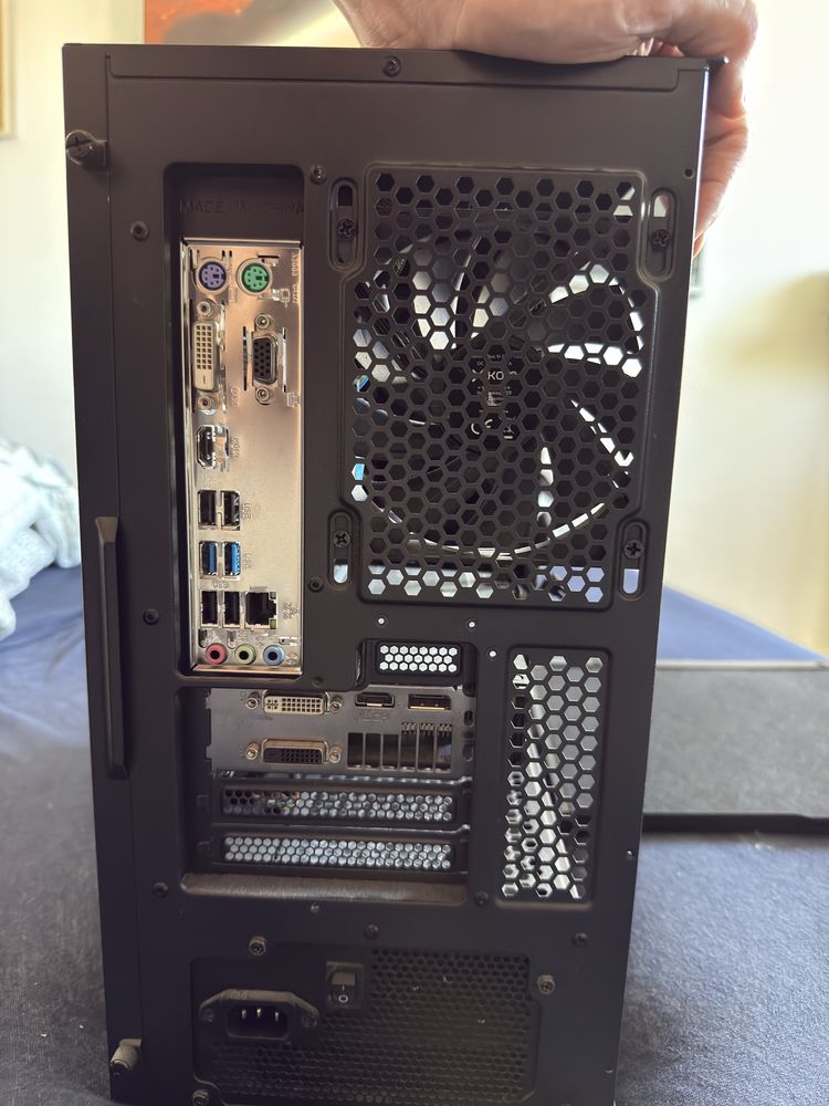 Komputer stacjonarny PC Intel i3-9100F, R380X, 16GB RAM, 240GB SSD
