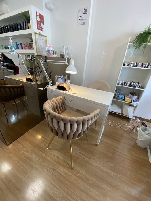 Mesa de Manicure Profissional – Espaço Pronto para Trabalhar | Amadora