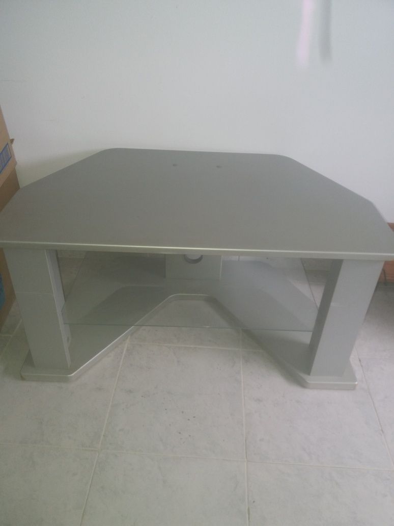 Mesa para televisão  em cinza altura 0 .45 largura 90 cm