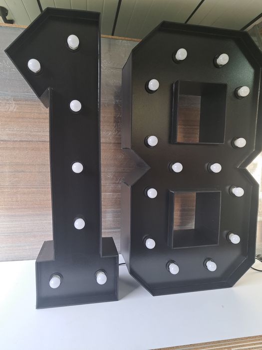 Cyfra 18 osiemnastka czarna biała podświetlana