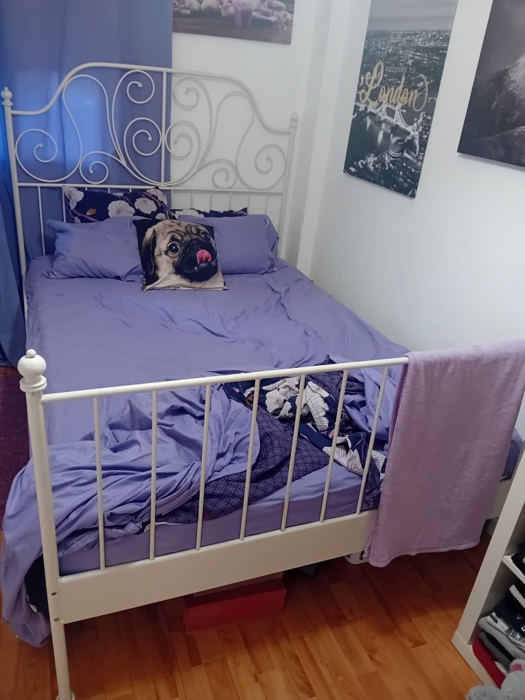 Cama de ferro branca linda com estrado