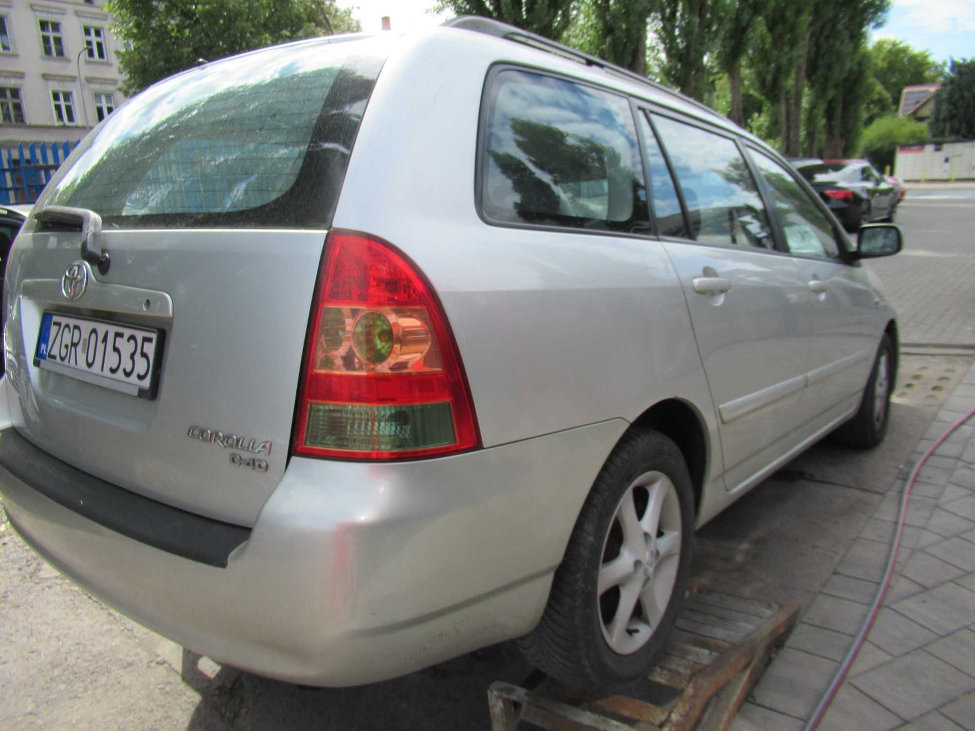 Toyota Corolla Kombi 1.4 D 90km srebrny 2005r Combi zarejestrowany