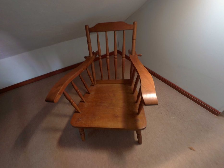 Cadeirão estilo nórdico, rebatível.