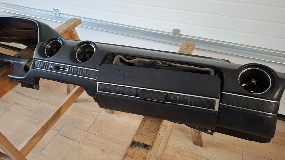 Mercedes Beczka W123 deska konsola czarna