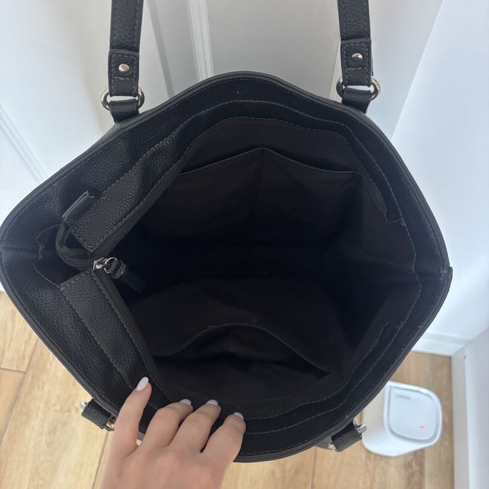 Czarna skórzana torba na ramię z wieloma przegródkami