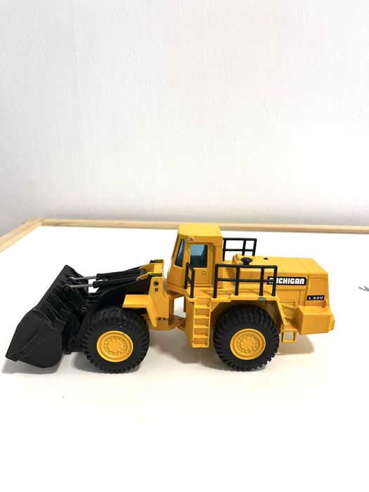 Іграшковий трактор Volvo L320 Joal