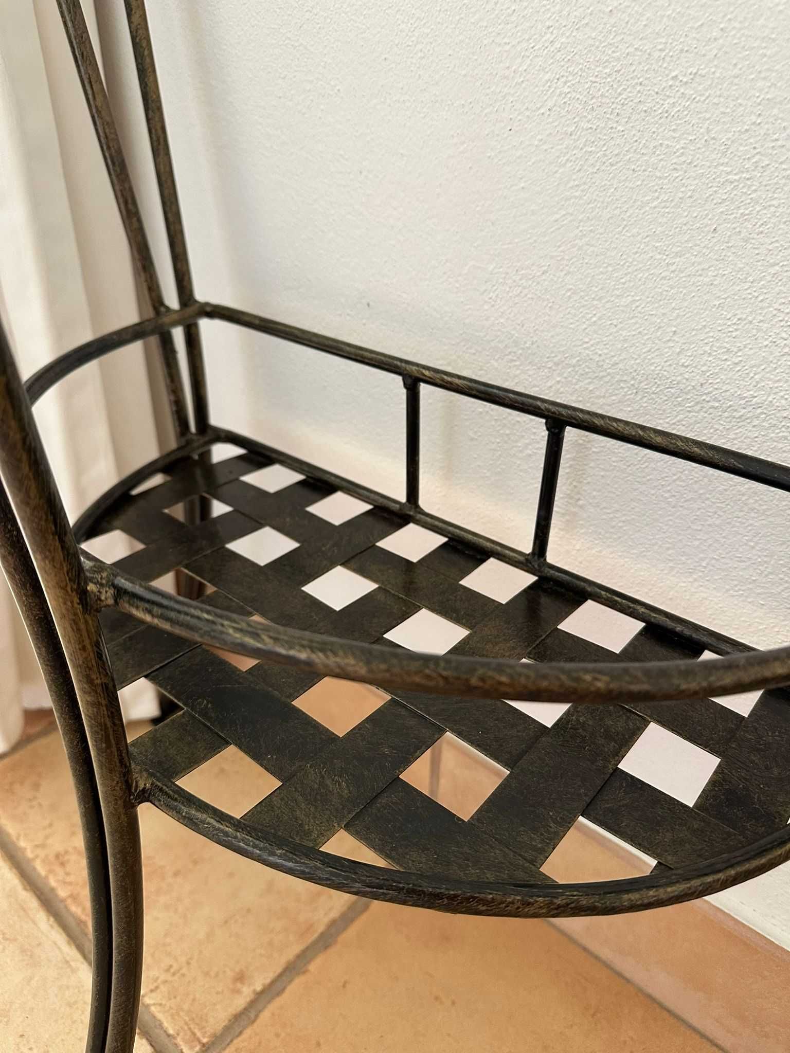 Mesa em Ferro com Tampo de Vidro – Elegante e Resistente
