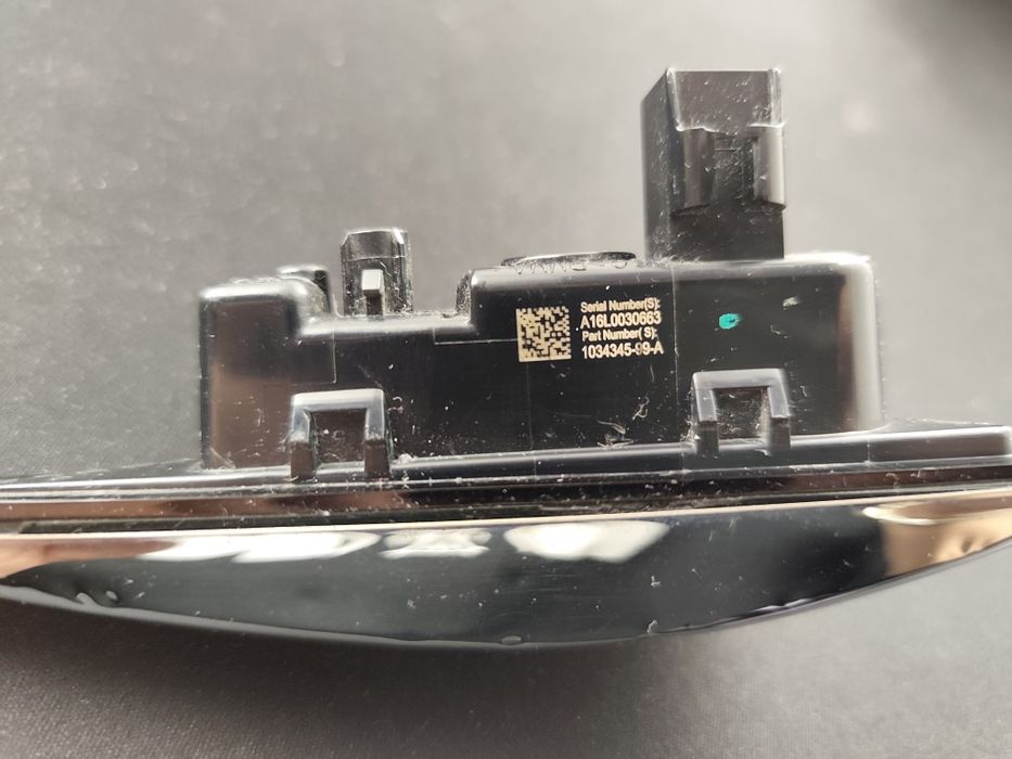 Камера 1034345-99-A в крило праве Tesla S X