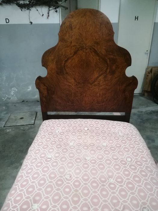 Cama solteiro, antiga com base em ferro e rodízios , cabeceira e pés m