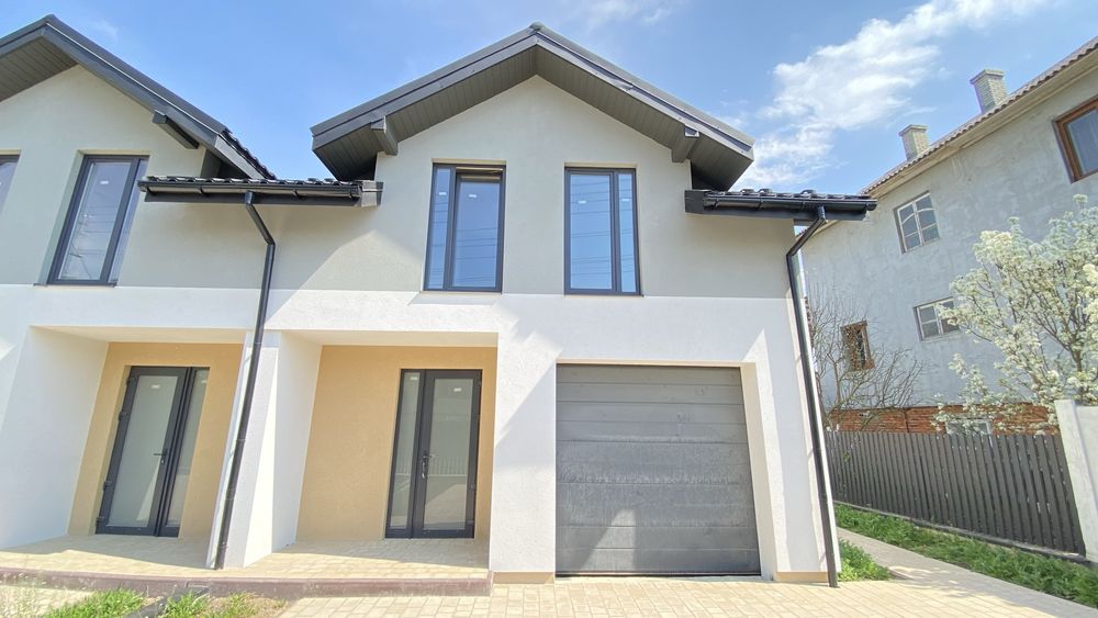 Напівособняк 130 м² з гаражем і 3 сотками землі біля міста