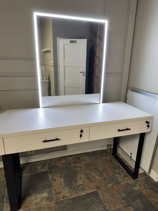 Sprzedam 2 stoliki do makijażu z podświetleniem – razem lub osobno!