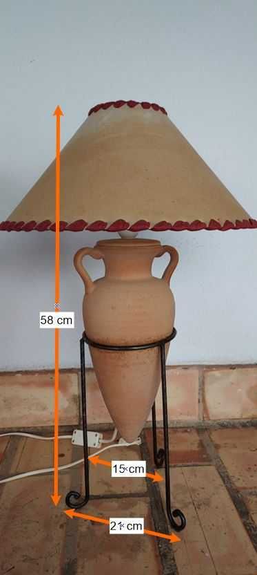Par de candeeiros de mesa ânfora, com pé metálico preto