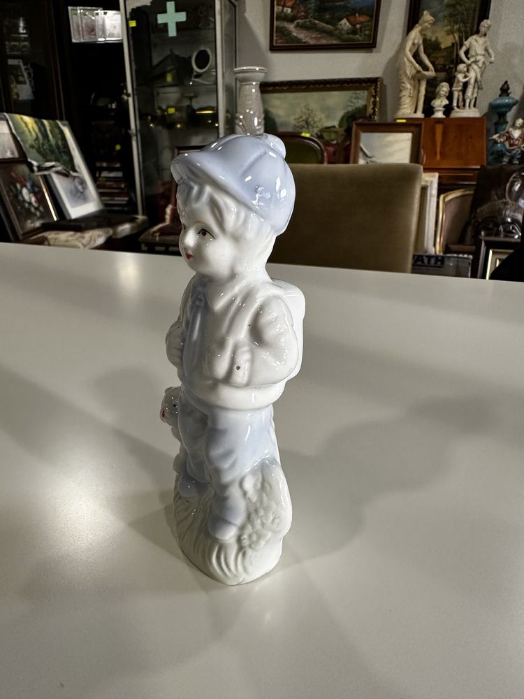 Figurka mała porcelanowa chłopiec z pieskiem 156