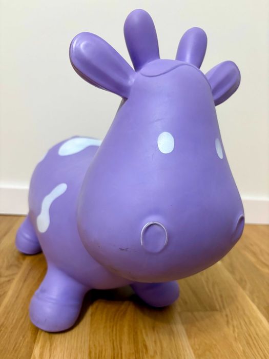 Skoczek gumowy fioletowa krówka – zabawka do skakania