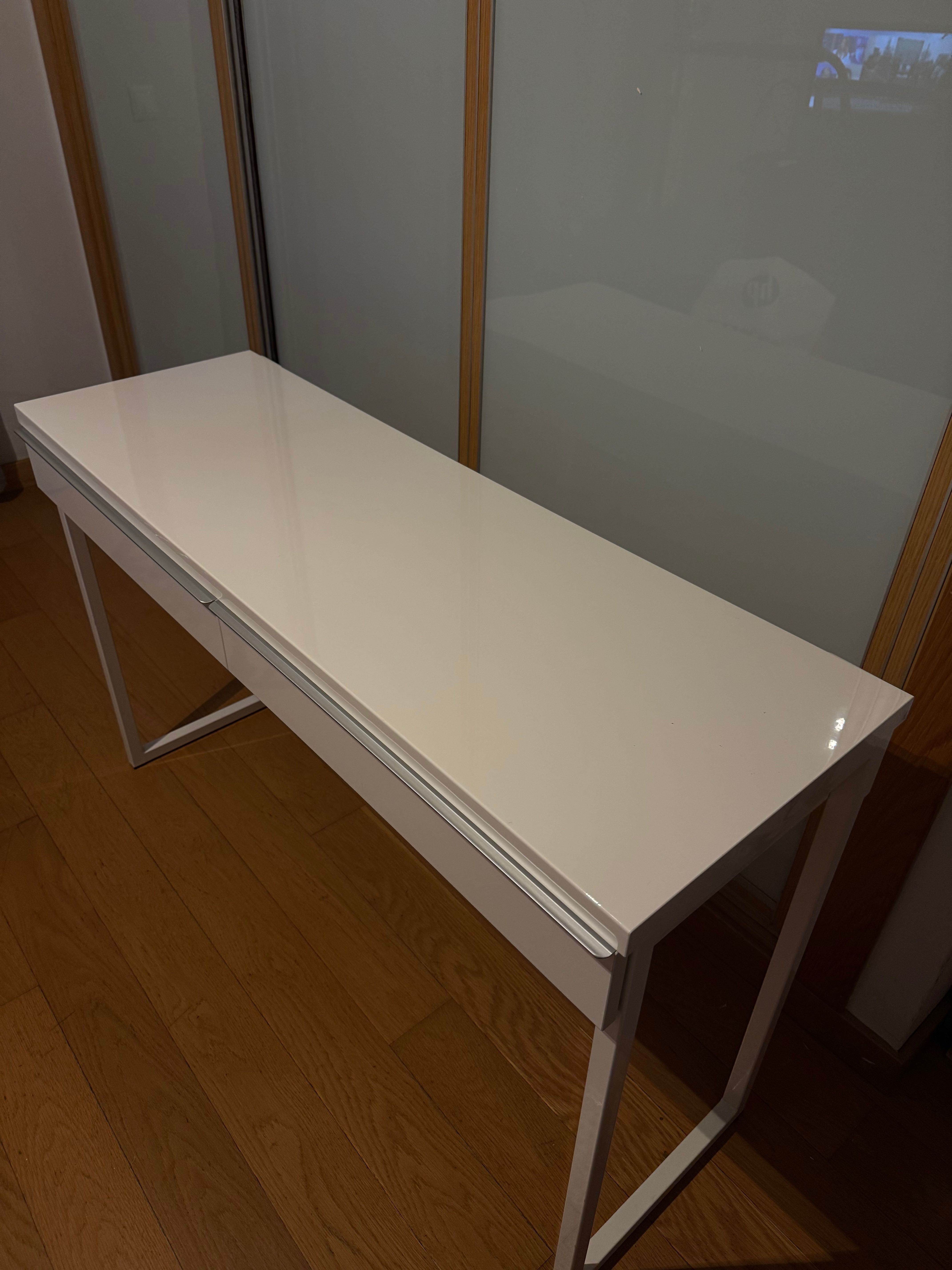 Secretária IKEA em muito bom estado