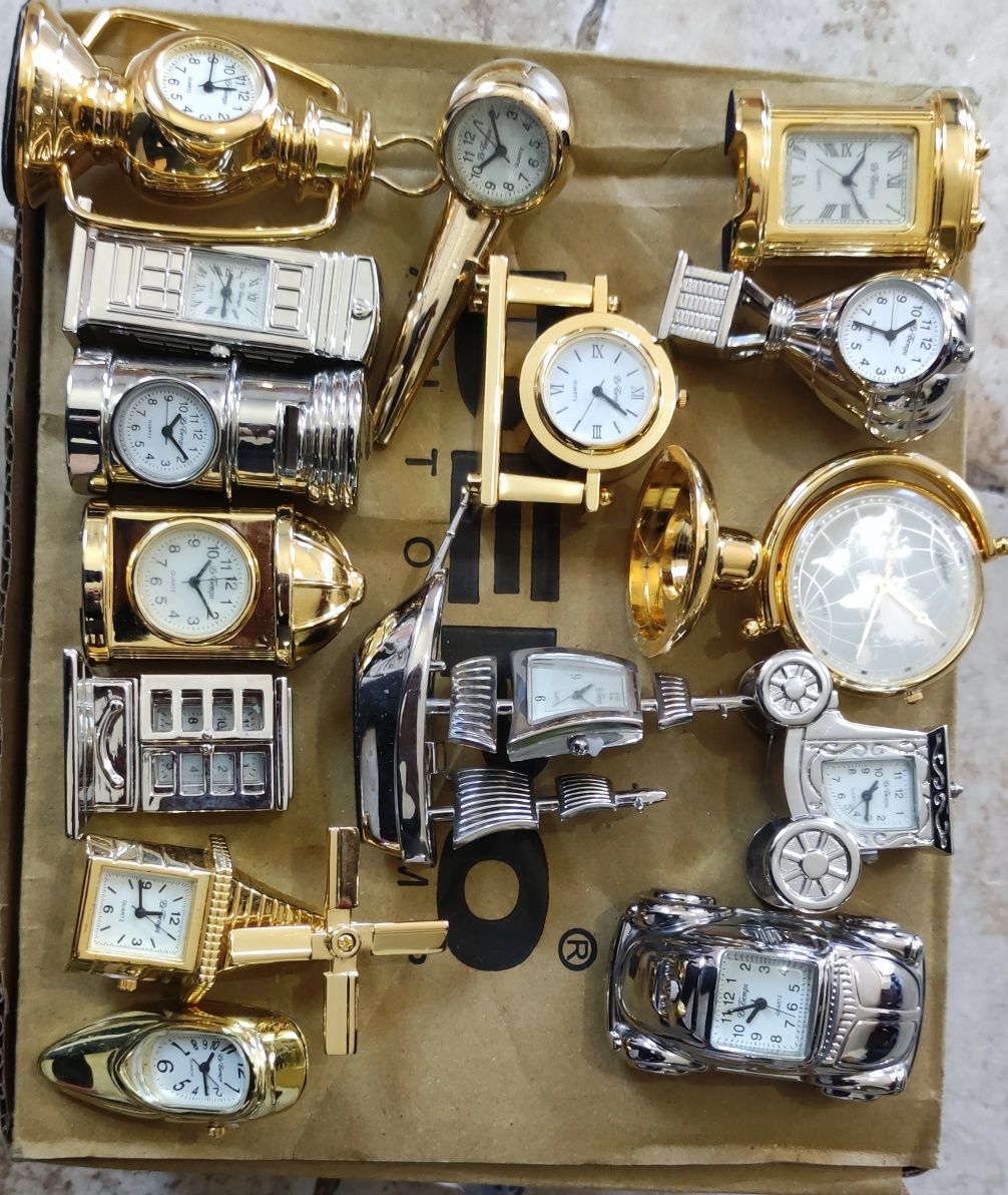 16 relogios miniatura vintage