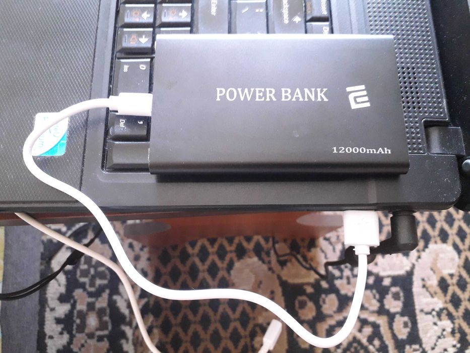 Зовнішній аккумулятор Power bank 12000 mAh + універсальний USB кабель.