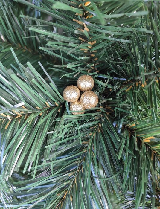 Ялинка з шишками та калиною. Розміри : від 1.5м до 2.5м