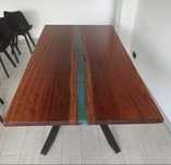 Mesa de madeira com acabamento epoxi