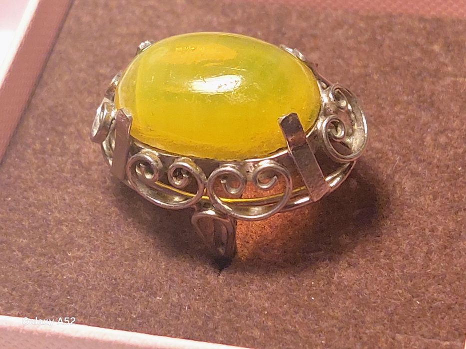 Pierścionek : kopułka : stary vintage duży pierścień zbursztynem m
