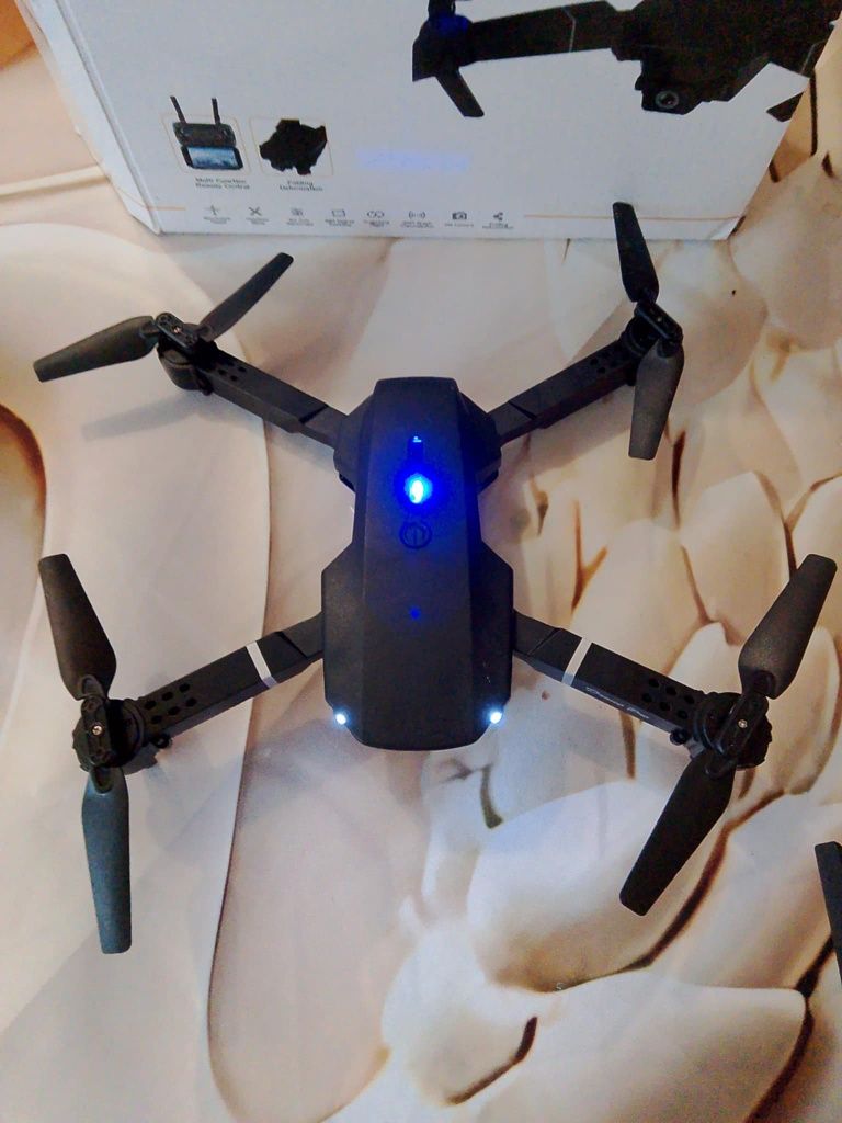 Dron sterowany pilotem