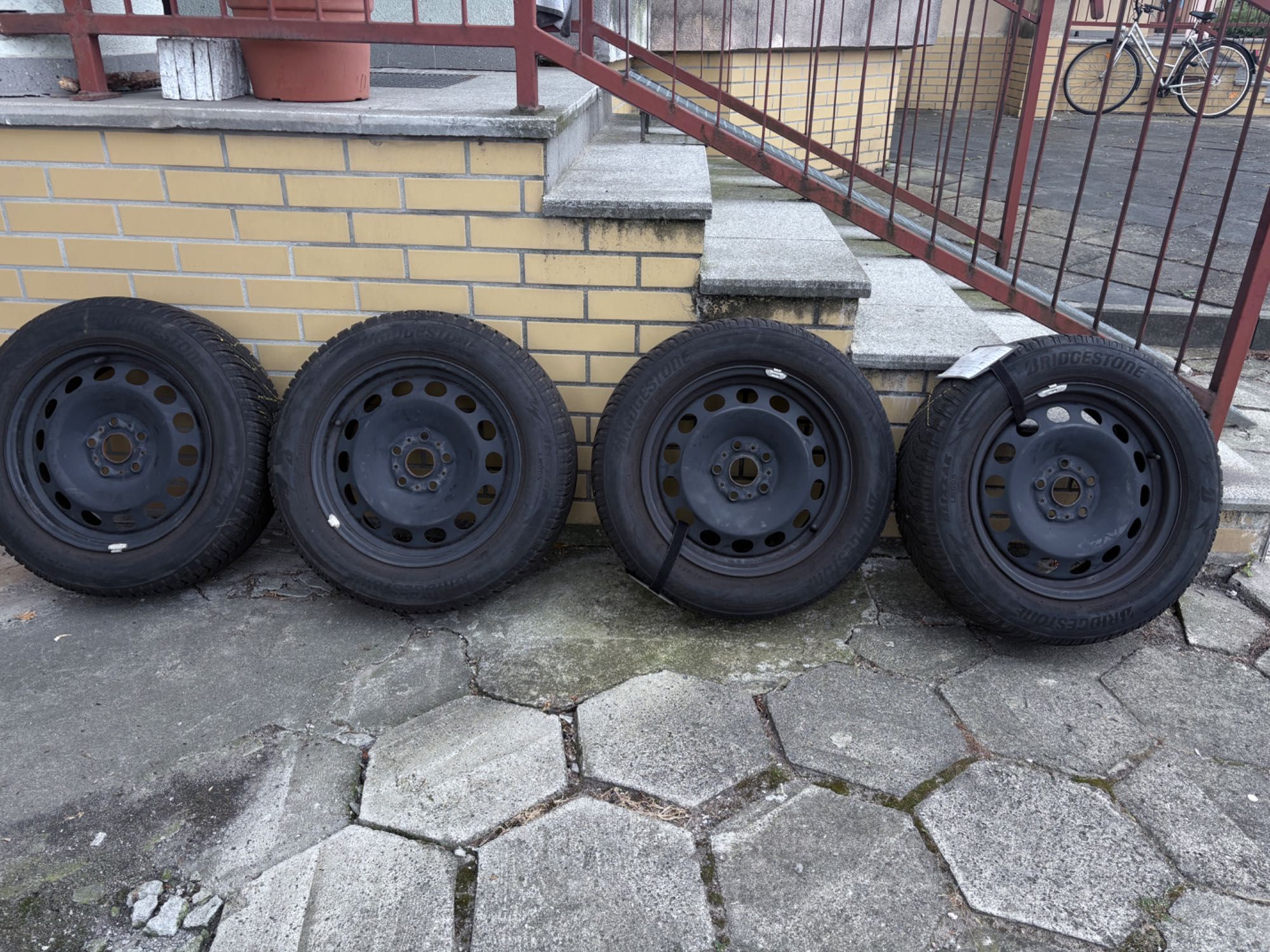 Opony Zimowe Bridgestone 205/60 R16 Blizzak LM005 + Felgi stalowe