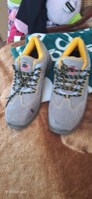 Buty Boarfield rozmiar 42 27.5cm ze skazą.