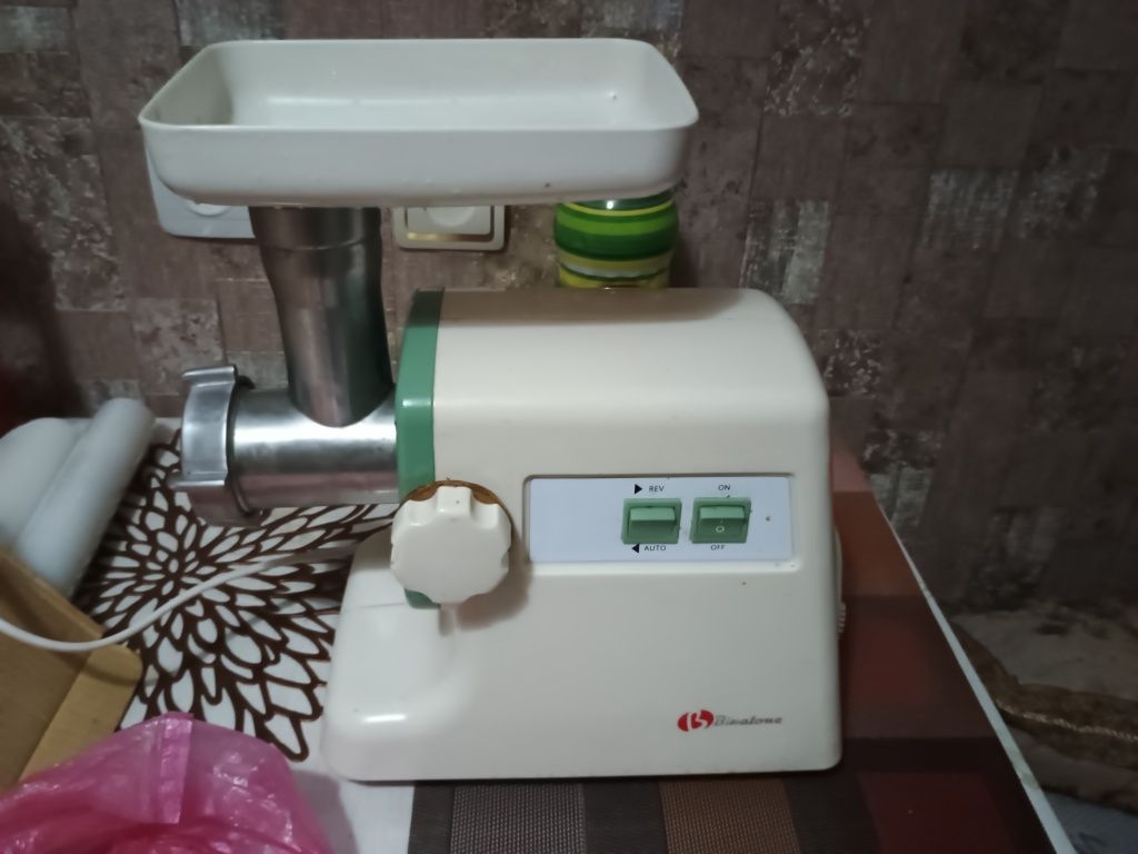 Электромясорубка Binatone 1000