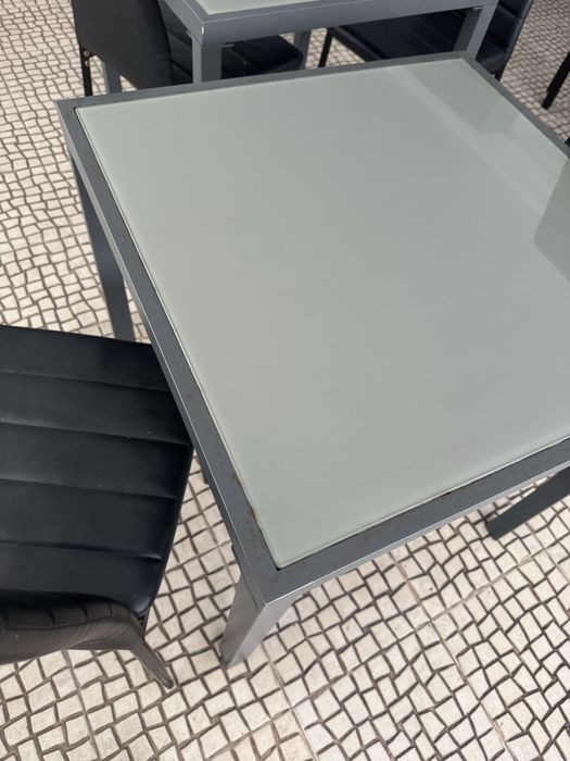 Mesa cafe, restaurante com cadeiras