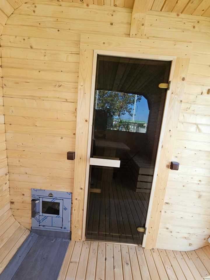 Sauna z piecem opalanym drewnem panorama oświetlenie przebieralnia
