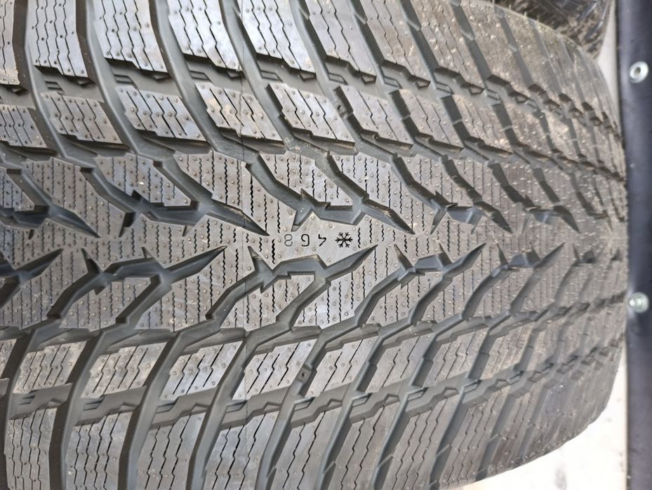 Продам пару шин Nokian snowproof 1 275/35-20