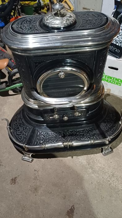 Piękny kominek żeliwny