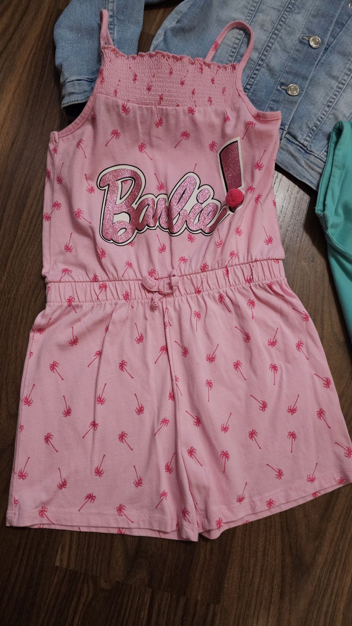 Джинсовый пиджак, ромпер Barbie, футболка Zara, туника