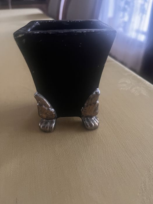 Pojemniczek ceramiczny na nozkach.