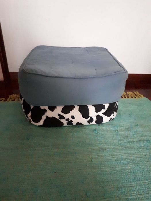 Conjunto de 2 poufs divertidos com pega e de facil transporte 55x55cm.