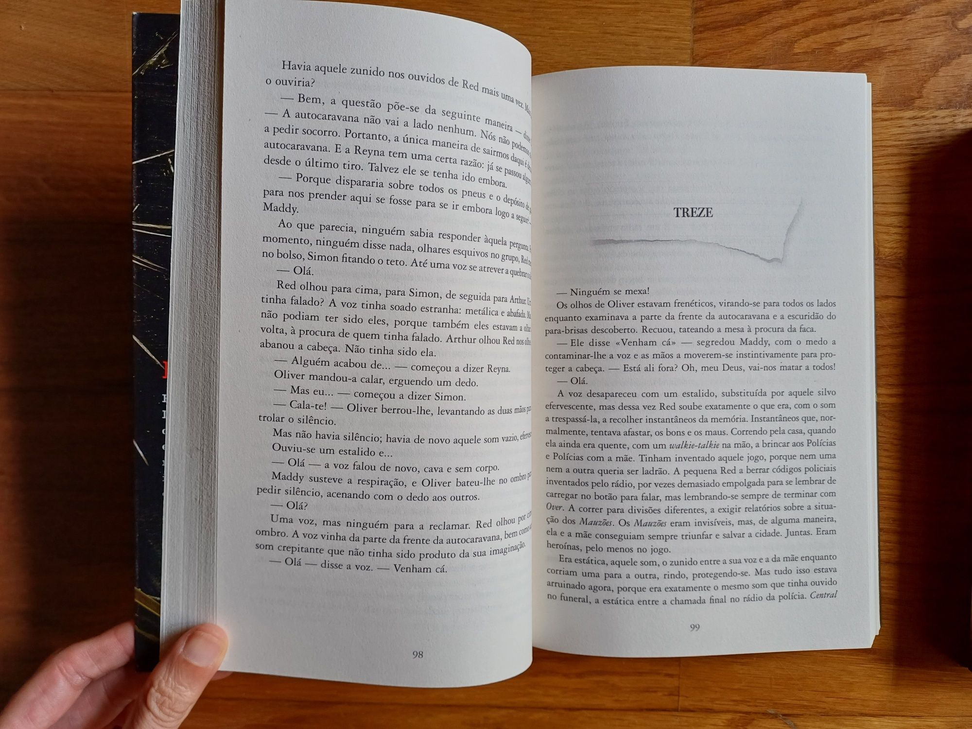 Livros de Holly Jackson: "E Só Ficaram Cinco" e "O Regresso de Rachel